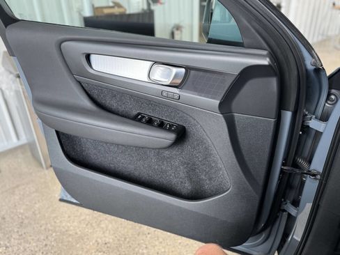 Used 2021 Volvo XC40 T5 Momentum image 35