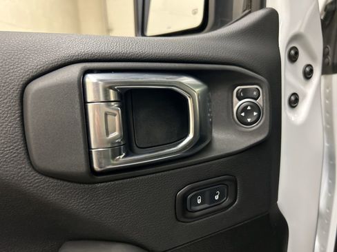 Used 2025 Jeep Wrangler Unlimited Sahara image 28