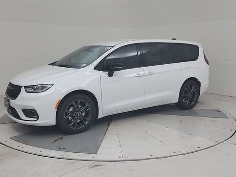 New 2026 Chrysler Pacifica Select image 7