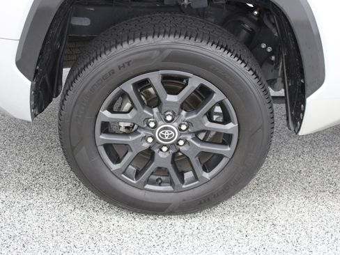 Used 2022 Toyota Tundra Platinum AWD/4WD image 6