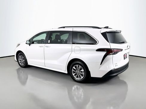Certified 2025 Toyota Sienna XLE image 7