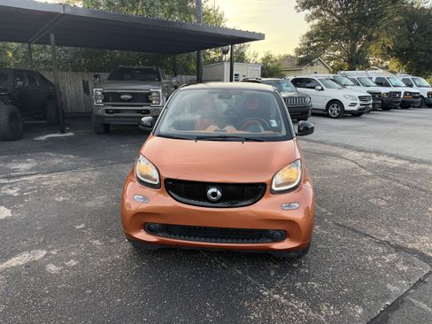 Used 2016 smart fortwo passion RWD image 4