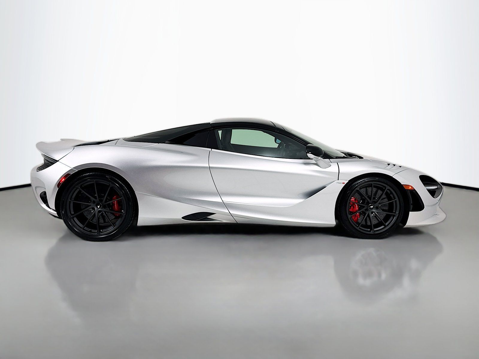 Used 2026 McLaren 750S Spider RWD image 8
