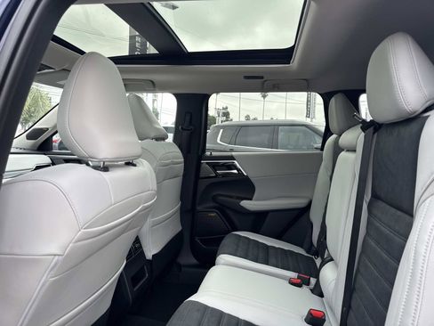 New 2025 Mitsubishi Outlander SE image 14