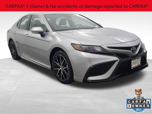 Used 2024 Toyota Camry SE image 3