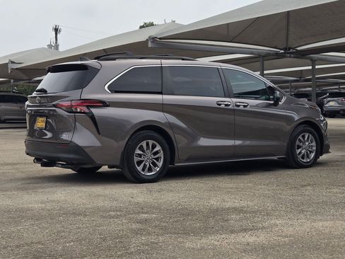 Used 2022 Toyota Sienna XLE FWD image 4