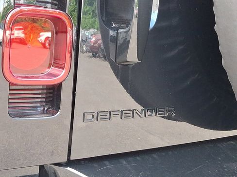 Certified 2025 Land Rover Defender 130 X-Dynamic SE image 30