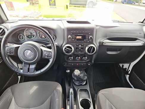 Used 2018 Jeep Wrangler Unlimited Sahara w/ Connectivity Group image 10