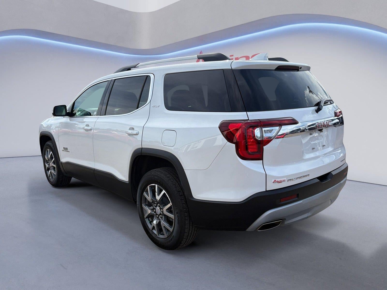 Used 2023 GMC Acadia SLT w/ Technology Package AWD/4WD image 3