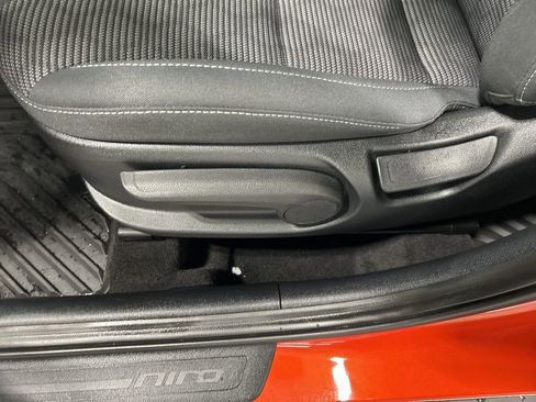 Used 2022 Kia Niro LXS image 11