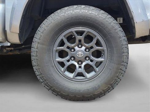 Used 2018 Toyota Tacoma SR5 AWD/4WD image 6