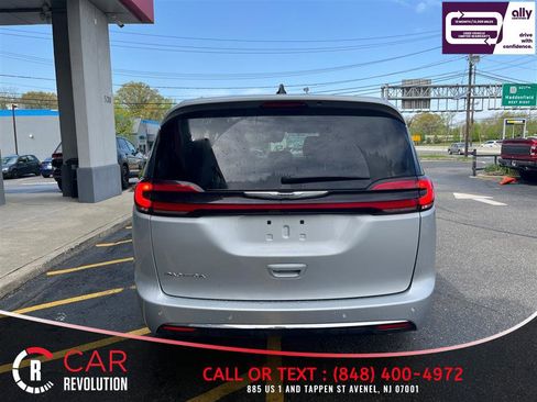 Used 2024 Chrysler Pacifica Touring-L FWD image 6