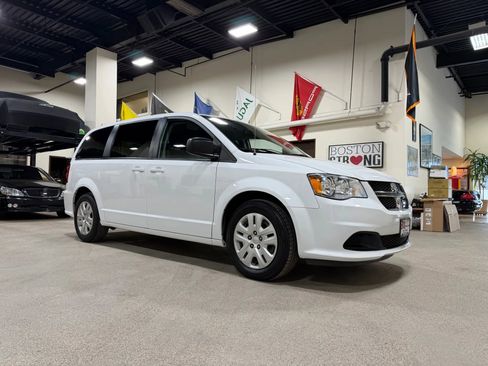 Used 2018 Dodge Grand Caravan SE w/ UConnect Hands-Free Group image 3