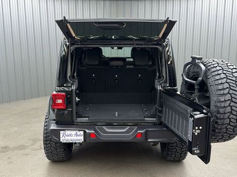 Used 2025 Jeep Wrangler Unlimited Sahara image 18