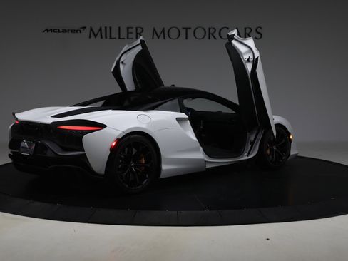 Used 2023 McLaren Artura RWD image 18