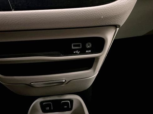Used 2017 Chrysler Pacifica Touring w/ Tire & Wheel Group FWD image 32