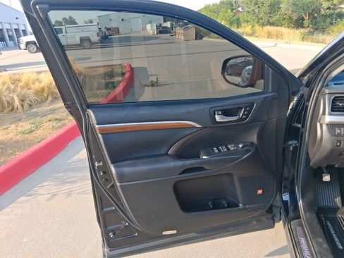Used 2019 Toyota Highlander Limited AWD/4WD image 9