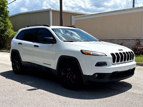 Used 2018 Jeep Cherokee Latitude w/ Altitude Package FWD image 21