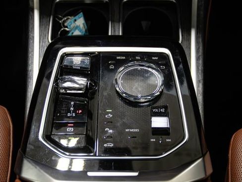 Used 2023 BMW 760i xDrive w/ Parking Assistance Package image 15