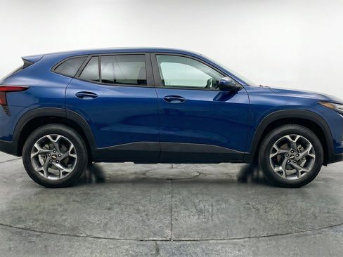 Used 2025 Chevrolet Trax LT FWD image 11