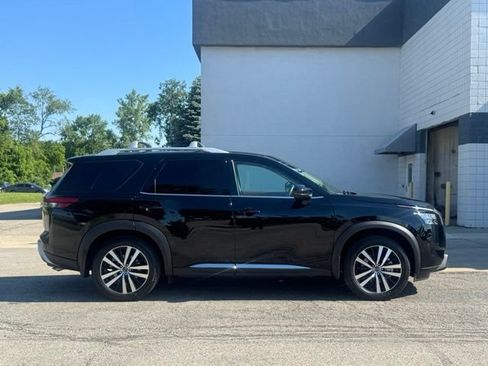 Used 2025 Nissan Pathfinder Platinum AWD/4WD image 2