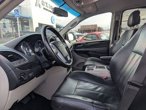 Used 2014 Chrysler Town & Country Touring image 15