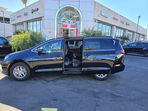 New 2026 Chrysler Pacifica Select image 5