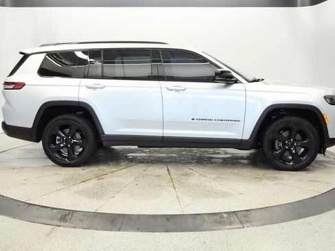 Used 2023 Jeep Grand Cherokee L Laredo image 8