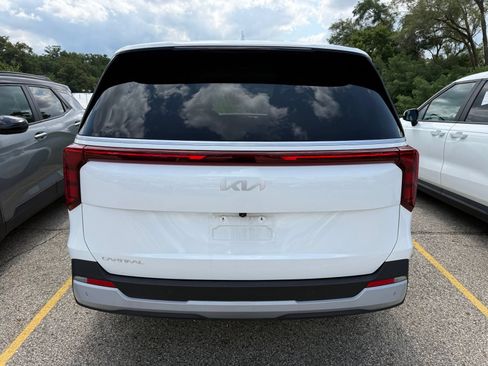 Used 2025 Kia Carnival FWD image 3