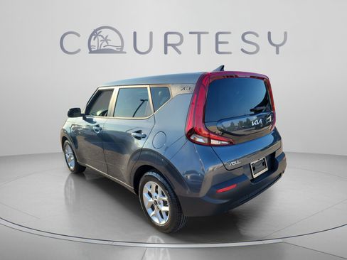 Used 2022 Kia Soul LX w/ Technology Package FWD image 2