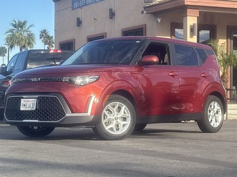 Used 2024 Kia Soul LX w/ Option Group 015 FWD image 1