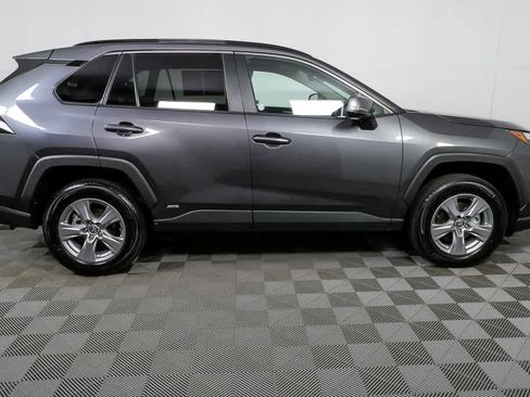 Used 2025 Toyota RAV4 XLE AWD/4WD image 2