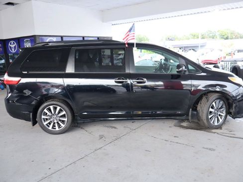 Used 2018 Toyota Sienna XLE w/ XLE Navigation Package AWD/4WD image 4