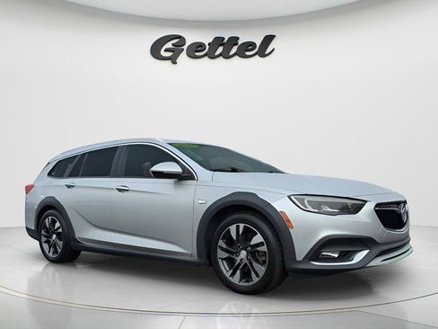 Used 2018 Buick Regal Preferred w/ Sights and Sounds Package image 3