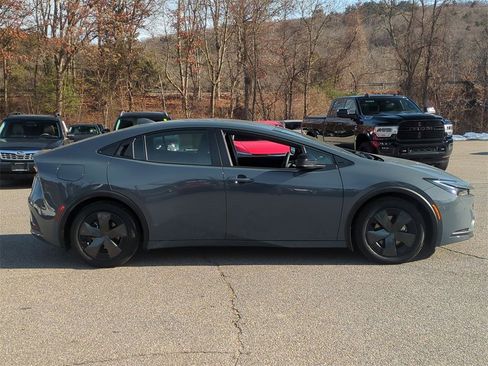 Used 2025 Toyota Prius Plug-In Hybrid image 3