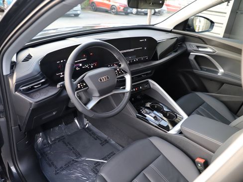 Used 2025 Audi Q5 Premium image 18