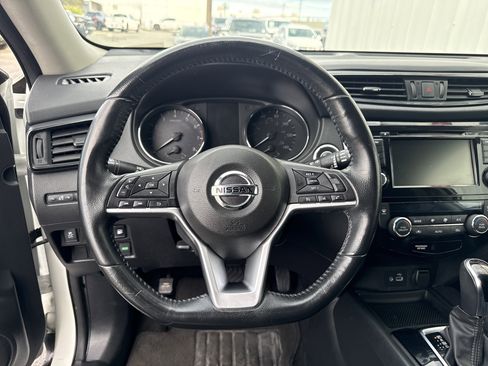 Used 2018 Nissan Rogue SV image 16