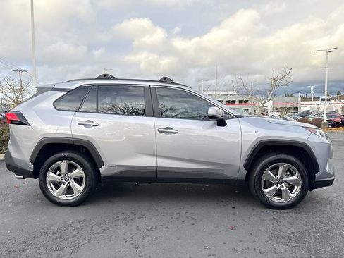 Used 2021 Toyota RAV4 XLE Premium image 6