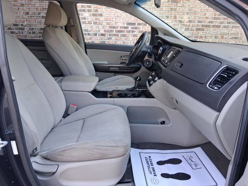 Used 2017 Kia Sedona LX image 12