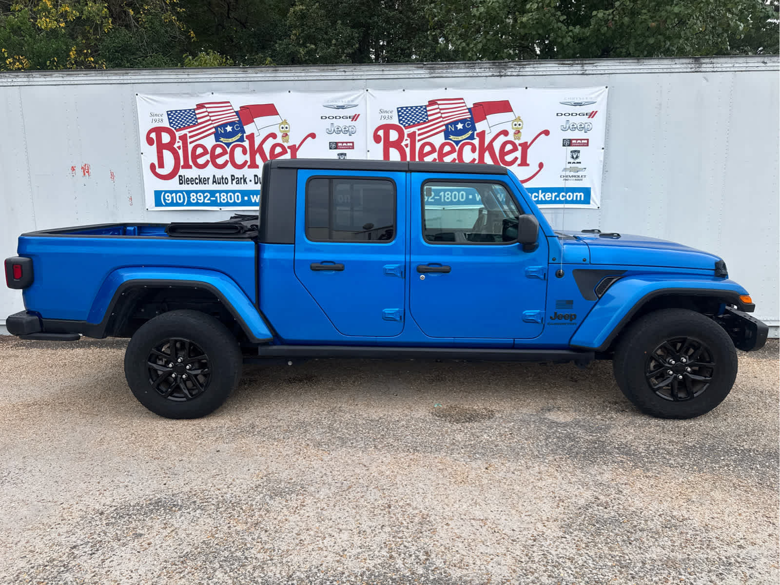 Used 2023 Jeep Gladiator Sport AWD/4WD image 2