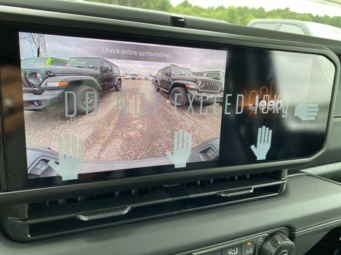 New 2026 Jeep Gladiator Sport AWD/4WD image 11