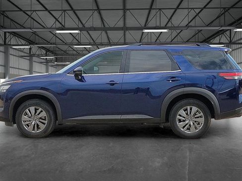 Used 2025 Nissan Pathfinder SV image 2