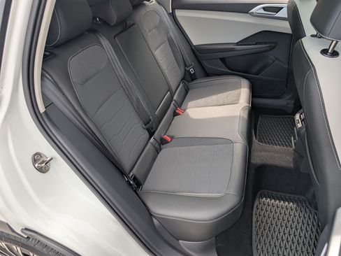 Used 2025 Volkswagen Taos SE w/ Panoramic Sunroof Package FWD image 20