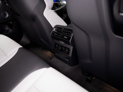 Used 2025 BMW M5 w/ Carbon Package image 74