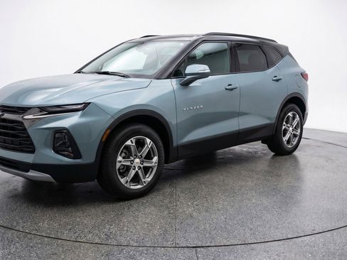 Used 2025 Chevrolet Blazer LT FWD image 3