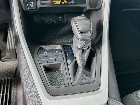 Used 2021 Toyota RAV4 LE FWD image 16