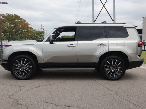 Used 2024 Lexus GX 550 w/ Accessory Package (2T) AWD/4WD image 2