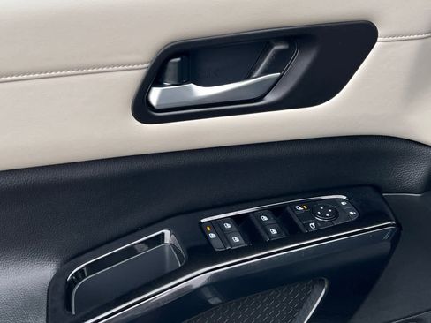 Used 2022 Nissan Pathfinder SV w/ SV Premium Package image 13