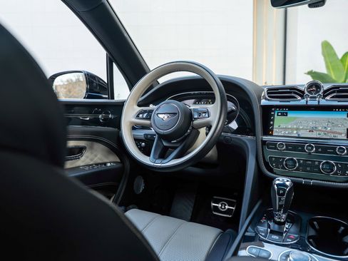 Used 2023 Bentley Bentayga Extended Wheelbase image 31