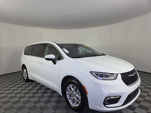 Certified 2023 Chrysler Pacifica Touring-L image 2